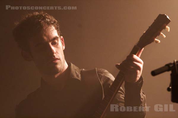 BLACK REBEL MOTORCYCLE CLUB - 2005-11-02 - PARIS - Elysee Montmartre - Robert Levon Been